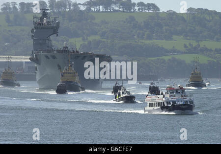 Der Hubschrauberträger HMS Ocean kehrt nach seinem Dienst am Persischen Golf zum Marinestützpunkt von Devonport, Plymouth, zurück. * an Bord des Schiffes sagte ihr Kommandant, Kapitän Chris Clayton, bevor sie in den Plymouth Sound segelte, dass sie sich sehr um die Sicherung des Südiraks bemüht und hervorragende Leistungen erbracht habe. HMS Ocean stellte eine Plattform für Hubschrauber der Royal Navy und der Royal Air Force bereit und lieferte zusammen mit anderen Einheiten der Amphibious Task Group die Royal Marines und gepanzerte Aufklärungen von der Dragoon Guards der Königin auf die Halbinsel Al Faw. Stockfoto