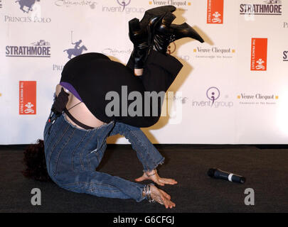 Ruby Wax bei einer Fotoansprache vor dem Prince's Polo Konzert im Berkshire Polo Club in Windsor. Stockfoto