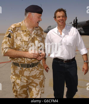 Der britische Premierminister Tony Blair tritt bei seiner Ankunft in Basra an der Seite von Gen Peter Wall GOC 1 UK Armoured Division an. Blair landete in einem RAF Hercules C130-Flugzeug, nachdem er von Kuwait aus in die südirakische Stadt geflogen war. * Er war der erste westliche Führer, der das Land seit dem Ende der Feindseligkeiten vor sechs Wochen besuchte und sagte, er wolle seine und die Nationen den britischen Streitkräften danken - etwa 20,000 davon sind noch im Irak ansässig. Stockfoto