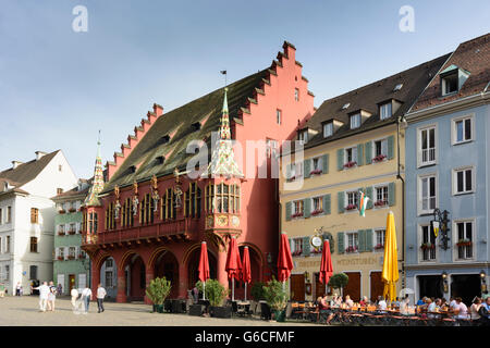 quadratische Münsterplatz in Altstadt, historische Kaufleute Hall (rot), Freiburg Im Breisgau, Deutschland, Baden-Württemberg, Schwarzwald Stockfoto