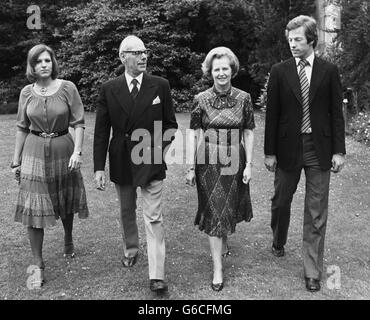 Margaret und Denis Thatcher entfliehen mit ihren 25-jährigen Zwillingen, Mark und Carol, beim Bummel durch das Gelände von Scotney Castle, Kent, wo Mrs Thatcher eine Wohnung des National Trust hat. Sie entspannt sich vor dem bevorstehenden Kampf, um die erste weibliche Premierministerin zu werden. Stockfoto