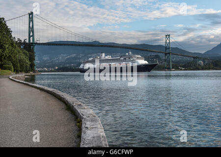 Holland America Line Kreuzfahrtschiff Volendam Einzug unter die Lions Gate Bridge in den Hafen von Vancouver. Stockfoto