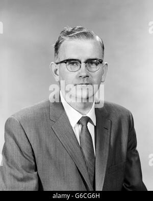 1950ER JAHRE PORTRAIT MANN TRÄGT BRILLE ANZUG JACKE KRAWATTE BLICK IN DIE KAMERA Stockfoto