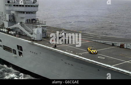 Ein TVR T400R Sportwagen steht auf dem Deck des Royal Navy Flugzeugträgers HMS Invincible für den Start einer all-britischen Bewerbung beim 24-Stunden-Rennen von Le Mans in Frankreich noch in diesem Jahr. * Es ist das erste Mal, dass TVR mit Sitz in Blackpool, der größte unabhängige Automobilhersteller Großbritanniens, seit 1962 ins Rennen geht. Die 215 mph TVR schloss sich Invincible in Portsmouth an und wurde am Dienstag neben einem Royal Navy Sea Harrier Jump Jet fotografiert, als das Schiff durch die Irische See nach Liverpool fuhr. Stockfoto