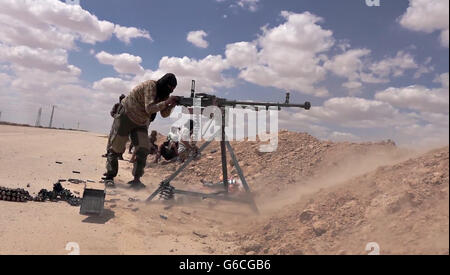 Islamischer Staat Kämpfer feuert ein schweres Maschinengewehr bei kämpfen in den Bergen Makhoul 30. Mai 2016 in der Nähe von Baiji, Irak. Das Standbild wird aus einem Propaganda video veröffentlicht von der islamischen Staates im Irak und der Levante erfasst. Stockfoto