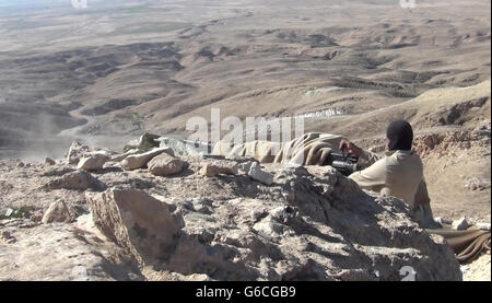 Islamischer Staat Kämpfer feuert eine Anti-Tank Waffe während der Kämpfe in den Bergen Makhoul 30. Mai 2016 in der Nähe von Baiji, Irak. Das Standbild wird aus einem Propaganda video veröffentlicht von der islamischen Staates im Irak und der Levante erfasst. Stockfoto