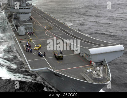 Ein TVR T400R Sportwagen steht auf dem Deck des Royal Navy Flugzeugträgers HMS Invincible für den Start einer all-britischen Bewerbung beim 24-Stunden-Rennen von Le Mans in Frankreich noch in diesem Jahr. * Es ist das erste Mal, dass TVR mit Sitz in Blackpool, der größte unabhängige Automobilhersteller Großbritanniens, seit 1962 ins Rennen geht. Die 215 mph TVR schloss sich Invincible in Portsmouth an und wurde am Dienstag neben einem Royal Navy Sea Harrier Jump Jet fotografiert, als das Schiff durch die Irische See nach Liverpool fuhr. Stockfoto