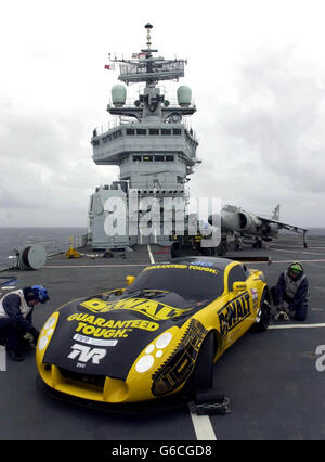 Ein TVR T400R Sportwagen steht auf dem Deck des Royal Navy Flugzeugträgers HMS Invincible für den Start einer all-britischen Bewerbung beim 24-Stunden-Rennen von Le Mans in Frankreich noch in diesem Jahr. * Es ist das erste Mal, dass TVR mit Sitz in Blackpool, der größte unabhängige Automobilhersteller Großbritanniens, seit 1962 ins Rennen geht. Die 215 mph TVR schloss sich Invincible in Portsmouth an und wurde am Dienstag neben einem Royal Navy Sea Harrier Jump Jet fotografiert, als das Schiff durch die Irische See nach Liverpool fuhr. Stockfoto