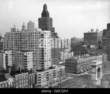 1950ER JAHREN ANSICHT WASHINGTON SQUARE NORTH MIT ARCH FIFTH AVENUE GEBÄUDE NUMMER 1 & 2 WASHINGTON SQUARE PARK NEW YORK CITY NYC USA Stockfoto