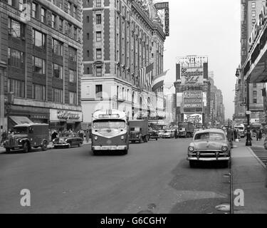 1950ER JAHREN NEW YORK CITY ZEITEN QUADRATISCHEN VERKEHR BROADWAY BUS SUCHEN NORD DUFFY SQUARE AUS WEST 44TH STREET NEW YORK NY USA Stockfoto