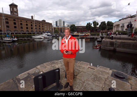 Rob Hersov, Chairman und Gründungspartner von Invest Africa, in St. Katharine Marina vor dem Start des Clipper 2013-14 Round the World Yacht Race. Stockfoto