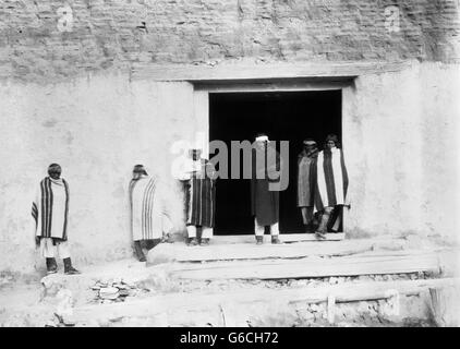 1890ER JAHRE GRUPPE VON INDIANISCHEN MÄNNERN GOUVERNEUR EUSEBIUS & PERSONAL KAMERA ACOMA PUEBLO CIBOLA COUNTY NEW MEXICO USA BETRACHTEN Stockfoto