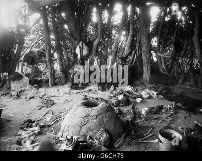 1890S 1898 INDIANISCHE INDISCHE MÄNNER NAVAJO CHIEFS SITZEN IN HOGAN Stockfoto