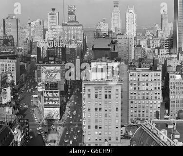 1950ER JAHREN NEW YORK CITY TIMES SQUARE AUSSEHENDE NÖRDLICH VOM DACH DES HOTEL CLARIDGE NYC NY USA Stockfoto