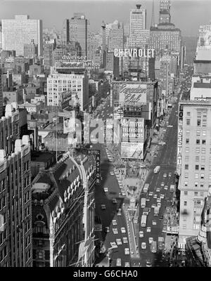 1950ER JAHREN ERHÖHTEN BLICK IN NEW YORK ZEITEN QUADRATISCHEN VERKEHR BLICK NACH NORDEN NACH DUFFY SQUARE NYC NY USA Stockfoto