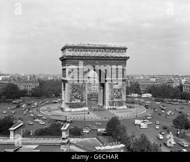 1960ER JAHRE ARC DE TRIOMPHE IN ZENTRUM VON PLACE DE L ' ETOILE CHAMPS-ÉLYSÉES AM UNTEREN RECHTEN PARIS FRANKREICH Stockfoto