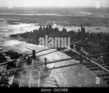 1950ER JAHREN TREFFEN LUFTBILD DOWNTOWN MANHATTAN EAST UND HUDSON RIVERS IM HAFEN BROOKLYN UND MANHATTAN BRIDGE Stockfoto