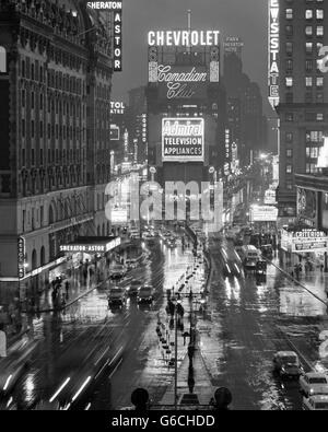 1950ER JAHREN TIMES SQUARE NEW YORK CITY AUF DER SUCHE NORD NACH DUFFY SQUARE MANHATTAN-USA Stockfoto