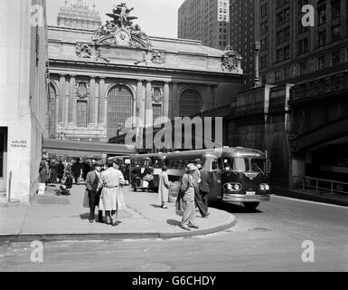 1940ER JAHRE BUSSE AIRLINES TERMINAL BUILDING AM PARK AVE PERSHING SQUARE GRAND CENTRAL STATION MIDTOWN MANHATTAN NEW YORK CITY USA Stockfoto