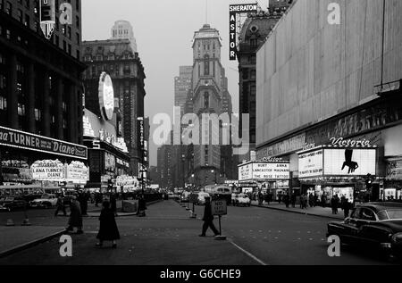 1950ER JAHRE NACHT TIMES SQUARE AUSSEHENDE SÜDLICH VON DUFFY SQUARE, NEW YORK TIMES BUILDING FILM FESTZELTE NEW YORK CITY NY USA Stockfoto