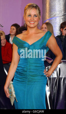 Die Schauspielerin Kim Medcalf von EastEnders kommt für die British Soap Awards 2003 im BBC Television Center in West-London an. Die Preisverleihung, die von des O'Connor und Melie Sykes ausgerichtet wird, ehrt die beliebtesten Darsteller des Fernsehens. Stockfoto