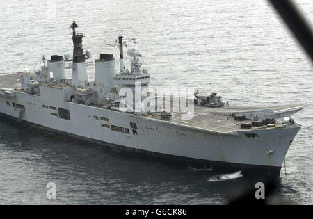 HMS Ark Royal in Mounts Bay, Cornwall. Etwa 300 Mitarbeiter aus drei Hubschrauberstaffeln flogen vom Kriegsschiff ab, um sich mit Angehörigen bei RNAS Culdrose, ihrem Stützpunkt in Helston, Cornwall, wiederzu versammeln. Unter den zurückkehrenden Besatzungsmitgliedern waren Mitglieder von 849 A Flight, *..Airborne Surveillance and Control, die sieben Besatzungsmitglieder verloren, als zwei Sea King-Hubschrauber in der Luft im Golf kollidierten. Auch Personal aus 814 Geschwader und 820 Geschwader verließen den Träger. Der Träger ist auf dem Weg zurück zum Marinestützpunkt Portsmouth, wo sie ankommen soll. Stockfoto