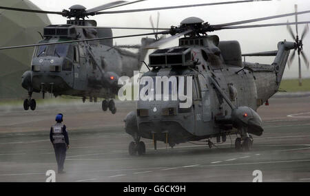 Hubschrauber der 820 Geschwader kehren nach dem Einsatz im Golf zu ihrer Basis in RNAS Culdrose in Cornwall zurück. Ihr Geschwader, zusammen mit 849 und 814 Geschwadern, verließ HMS Ark Royal, nachdem der Flugzeugträger in Mount's Bay, Cornwall, vor Anker ging. *..etwa 300 Mitarbeiter aus drei Hubschrauberstaffeln flogen vom Kriegsschiff ab, um mit Angehörigen wieder vereint zu werden. Das Kriegsschiff ist auf dem Weg zurück zum Marinestützpunkt Portsmouth, wo sie ankommen soll. Stockfoto