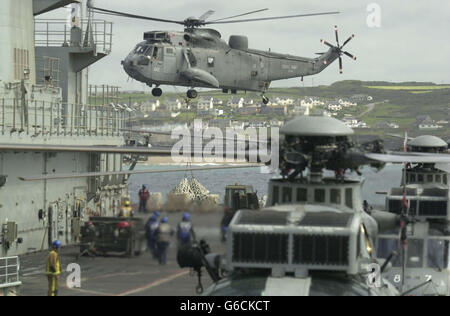 HMS Ark Royal kehrt Heim Stockfoto