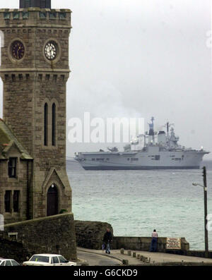 HMS Ark Royal vor Anker in Mounts Bay, Cornwall, mit Porthlevens Institutsgebäude (Vorhalle mit Uhr) im Blick. Etwa 300 Mitarbeiter aus drei Hubschrauberstaffeln flogen vom Kriegsschiff ab, um sich mit ihren Angehörigen in RNAS Culdrose, ihrem Stützpunkt in Helston, Cornwall, zu versammeln. *..unter den zurückkehrenden Besatzungsmitgliedern waren Mitglieder von 849 A Flight, Airborne Surveillance and Control, die sieben Besatzungsmitglieder verloren, als zwei Sea King-Hubschrauber mitten in der Luft im Golf kollidierten. Auch Mitarbeiter von 814 Geschwader und 820 Geschwader verließen den Träger. Der Träger ist auf dem Weg zurück zum Marinestützpunkt Portsmouth, wo sie sich befindet Stockfoto