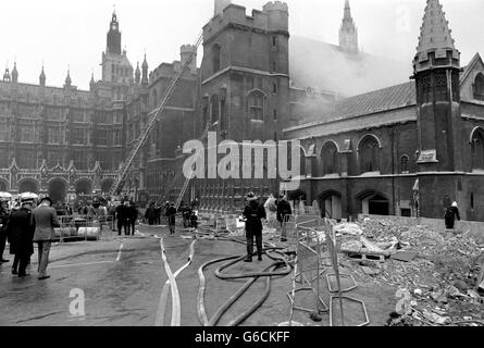 'Blitz Szene im Unterhaus als Feuerwehrleute kämpfen gegen die Flamme, die einem Bombenanschlag in der Kryptkapelle folgte. Stockfoto