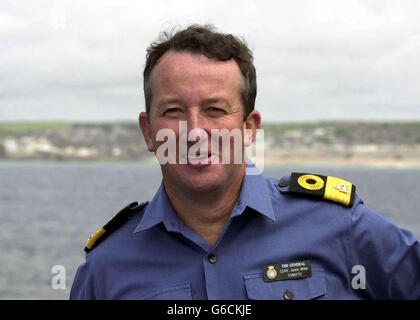 Kommandant Jamie Miller aus Port Isaac an Bord der HMS Ark Royal in Mounts Bay, Cornwall. Stockfoto