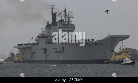 Prost, Unionsflaggen und Freudentränen begrüßten das Flaggschiff der Royal Navy, Ark Royal, als sie nach Hause in Großbritannien kam. Eine Menge von bis zu 3,000 Personen packte den Steg des Marinestützpunktes von Portsmouth, um der Crew einen Helden-Herzlich Willkommen. zu geben * EIN Flugzug von Militärhubschraubern und eine Militärkapelle läuteten ihre Ankunft ein. Der mächtige Flugzeugträger segelte am 11. Januar von Portsmouth aus und führte die größte maritime Task-Force Großbritanniens seit dem Falkland-Krieg an. Die Arche Royal sollte einen lang geplanten Einsatz der Naval Task Group in den Golf- und Asien-Pazifik-Regionen anführen, wurde aber später mit der Operation Telic im Golf beauftragt. Stockfoto