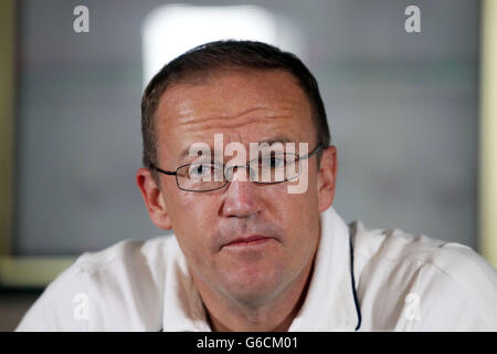 Cricket - Andy Flower Pressekonferenz - Grange City Hotel. England-Cheftrainer Andy Flower während der Pressekonferenz im Grange City Hotel, London. Stockfoto