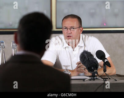 Cricket - Andy Flower Pressekonferenz - Grange City Hotel. England-Cheftrainer Andy Flower während der Pressekonferenz im Grange City Hotel, London. Stockfoto