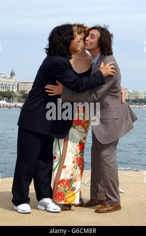 Jackie Chan, Cecile de France und Steve Coogan posieren während einer Fotozelle am Majestic Pier in Cannes, Frankreich, um für sein neuestes „Around the World in 80 Days“ zu werben. Stockfoto