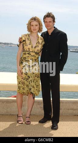 Julia Stiles und Luke Mably posieren für die Medien während einer Fotoaufnahme auf dem Majestic Beach Balcony in Cannes, um für seinen neuen Film The Prince and the Freshman zu werben. Stockfoto