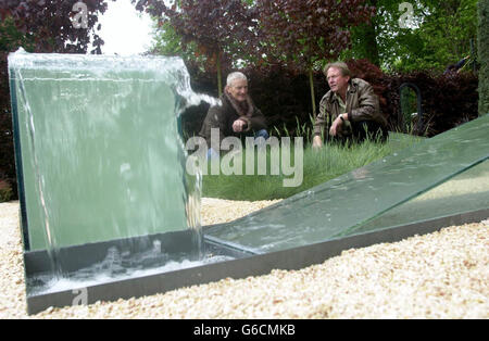 James Dyson (links) und Jim Honey beobachten ihren „falschen Garten“ auf der Chelsea Flower Show 2003 im Zentrum von London. Im Mittelpunkt des Gartens steht der Wasserbrunnen von James, wo das Wasser nach oben zu fließen scheint. * die Chelsea Flower Show findet auf dem Gelände des Royal Hospital, Chelsea, statt und ist für Mitglieder der Royal Horticultural Society (RHS) am Dienstag und für die Öffentlichkeit am Mittwochnachmittag geöffnet. Stockfoto