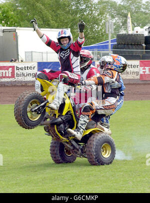 Mitglieder des „Over the Top“-Stunt-Teams während ihrer Vorstellung auf der Outdoor-Motorradmesse der British Motorcycle Federation auf dem East of England Showground in Peterborough. Stockfoto