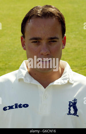 Neil Carter – Warwickshire Cricket. Neil Carter - Warwickshire County Cricket Club 2003 Season Photocall in Edgbaston, Birmingham. Stockfoto