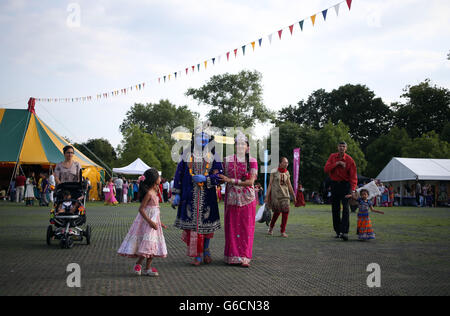 Raj (links) und Jaymini in Bhaktivedanta Manor, Aldenham, Watford, als Teil der Feier des Krishna-Festivals von Janmashtami. Stockfoto