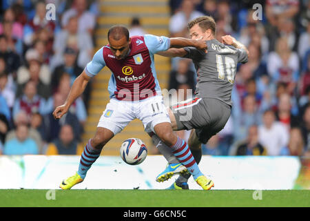 Gabriel Agbonlahor von Aston Villa (links) und Michael O'Connor von Rotherham United (rechts) während des Capital One Cup-Spiels in der zweiten Runde in Villa Park, Birmingham. Stockfoto