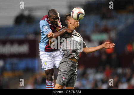 Jores Ocore von Aston Villa und Alex Revell von Rotherham United fordern den Ball in der Luft während des zweiten Spiels des Capital One Cup in Villa Park, Birmingham. Stockfoto