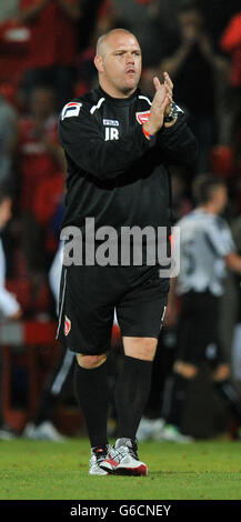 Jim Bentley, Manager von Morecambe, applaudiert den Fans beim Schlusspfiff während des Spiels des Capital One Cup in der Globe Arena in Morecambe. Stockfoto