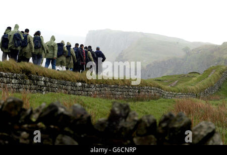 Wanderer auf der Hadrianmauer, wo Wanderer zum ersten Mal seit 1600 Jahren die gesamte Länge der Mauer - 84 Meilen - über einen ungebrochenen Weg verfolgen können. * der Hadrianswall ist Teil einer 6 Millionen-Investition der Countryside Agency und wird bis 2006 voraussichtlich 20,000 Menschen pro Jahr anziehen. Die Hadrianmauer - ein Weltkulturerbe - wurde von den Römern ab 122 n. Chr. als eine der nördlichsten Grenzen ihres Reiches errichtet. Stockfoto