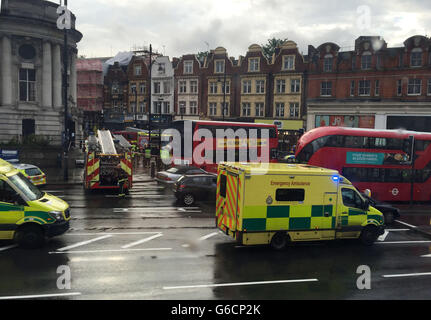 Eine Kollision mit einem Bus, schließen Feuerwehrauto und Auto an der Kreuzung der Acre Lane und Brixton Road, Lambeth Rathaus, Südlondon. Eine männliche Feuerwehrmann und der männlichen Busfahrer wurden ins Krankenhaus nach dem Absturz, zusammen mit einem 48-j hrige weibliche gebracht bus Pkw klagte über Schmerzen im Rücken. Stockfoto