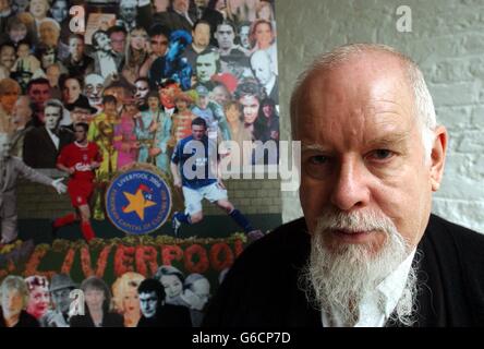 Bisher unveröffentlichte Bilder zeigen den Künstler Sir Peter Blake mit seinem überarbeiteten kultigen Sgt Pepper Album Sleeve, das Liverpool Tribut zollt - darunter Stars wie Atomic Kitten, Jimmy Tarbuck, Cherie Blair und Mel C. * ... Elvis Costello und Dead or Alive's Peter Burns. Die originale Hülle zollt renommierten historischen und zeitgenössischen Figuren Tribut und ist eines der bekanntesten und am weitesten verbreiteten Kunstwerke der Welt. Die Beatles stehen immer noch im Mittelpunkt seiner Arbeit, flankiert von Spielern der führenden Fußballmannschaften der Stadt - Liverpools Michael Owen und Everton s Wayne Stockfoto