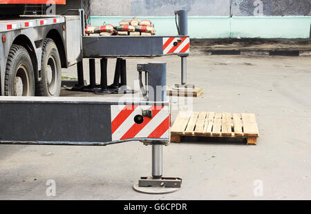LKW-Ausleger Beine verlängert zu stabilisieren. Stockfoto