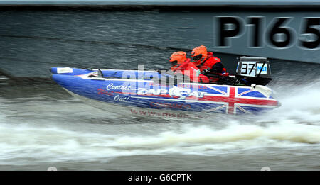 Der Zapcat Grand Prix findet auf dem Fluss Tyne am Newcastle Quayside statt, zwischen der berühmten Tyne Bridge und der Millennium Bridge. Stockfoto