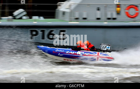 Zapcat Grand Prix Motorbootrennen. Der Zapcat Grand Prix findet auf dem Fluss Tyne am Newcastle Quayside statt, zwischen der berühmten Tyne Bridge und der Millennium Bridge. Stockfoto