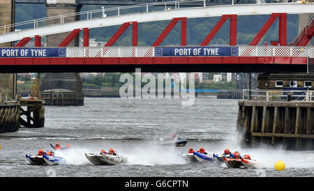 Der Zapcat Grand Prix findet auf dem Fluss Tyne am Newcastle Quayside statt, zwischen der berühmten Tyne Bridge und der Millennium Bridge. Stockfoto